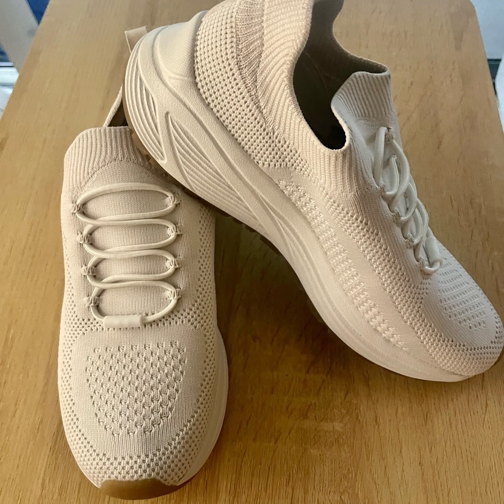Brand new women SKETCHERS stretch fit!